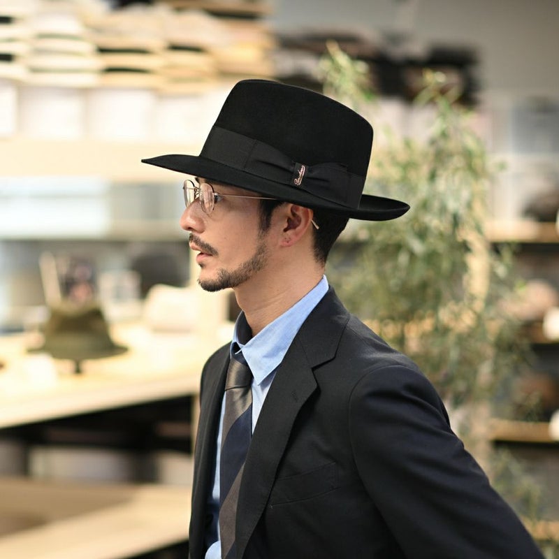 ボルサリーノのフェルトハット Alessandria rasato larga（アレッサンドリア ラザート ラーガ） 390299 ブラックのモデル写真